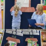 Tulipanki zapoznają się z wierszem Na straganie