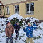 Zabawa chłopców na śniegu