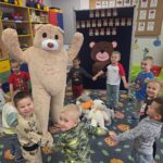 Zabawa ruchowa z giga pluszowym misiem w oddziale Krasnoludki