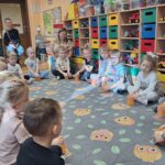 Zabawa rytmiczna z kubeczkami