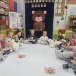 Zabawa zręcznościowa wyścigi misiów w odddziale Krasnoludki