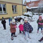 Zabawy dzieci z grupy Pszczółki na śniegu