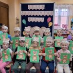 Zdjęcie grupowe dzieci z oddziału Biedronek z pracami plastycznymi