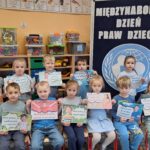 Zdjęcie grupowe- dzieci z planaszami praw dziecka