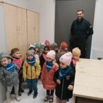 Zdjęcie grupowe maluszków z Policjantem
