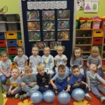 Zdjęcie grupowe przedszkolaków z oddziau Żuczki z okazji Dnia praw dziecka