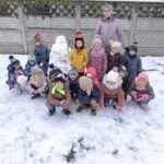 Zdjęcie grupowe przy bałwanie