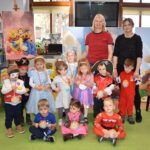 Zdjecie-grupowe-w-bibliotece