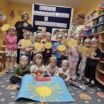 Zdjęcie grupowe wraz z plakamtem