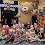 Zdjęcie grupowe z Misiem w grupie Pszczółek