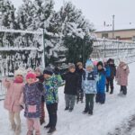 Zimowy spacer przedszkolaków