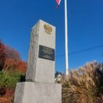 Znicze pod pomnikiem