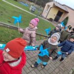 dzieci maszerują w korowodzie