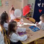 dzieci nawlekają korale