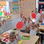 dzieci nawlekają korale biało czerwone