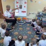 dzieci poznają postać Józefa Piłsudskiego