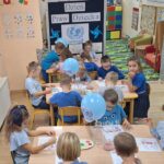 dzieci poznają prawa malują obrazek