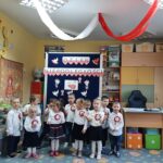 dzieci rezytują wiersz Barwy Ojczyste i śpiewają Hymn małego patrioty