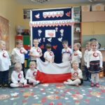 dzieci z flagą Polski