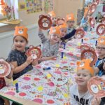 dzieci z oddziału stokrotki malują misie