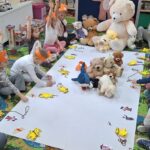 dzieci z oddziału stokrotki nawlekają