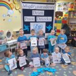 dzieci z pracą plastyczną