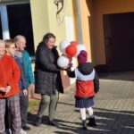 dzieci z wizytą u seniorów