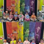 zdjęcie grupowe w kolorach teczy