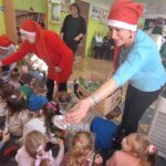 Klub Seniora plus z wizytą w przedszkolu rozdają upominki