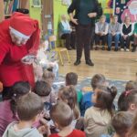 Klub Seniora plus z wizytą w przedszkolu rozdają upominki