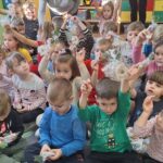 Klub Seniora plus z wizytą w przedszkolu rozdają upominki