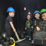 Chlopcy-bawia-sie-w-gornikow