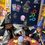 Chłopcy czarują różdżkami