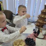 Chlopcy-kosztuja-czekolade