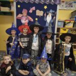 Chłopcy prezentują stroje andrzejkowe