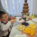 Chlopiec-polewa-owoce-czekolada