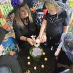 Chłopiec z czarodziejką leje wosk przez dziurkę od klucza