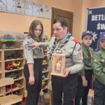 Druhna pokazuje odznaki harcerze