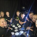 Dzieci-bawia-sie-latarkami