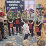 Dzieci dziekują harcerzą za spotkanie