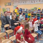 Dzieci i rodzice sluchają recytacji wierszy