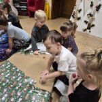 Dzieci otwierają prezenty