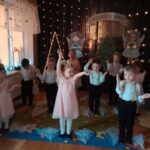 Dzieci podczas śpiewania kolędy Aniołki