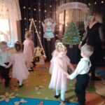 Dzieci podczas świątecznego tańca