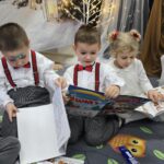 Dzieci-przegladaja-kolorowanki-od-Pani-Dyrektor