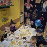 Dzieci przy poczęstunku