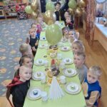 Dzieci przy stole podczas deseru