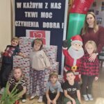 Dzieci przy zapakowanych paczkach