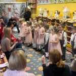 Dzieci śpiewają kolędę