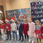 Dzieci śpiewają piosenkę